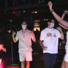 Un grup de joves que balla amb mascareta a la pista de la discoteca Flashback de Salou.