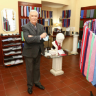 Ricardo Ferrer en la tienda que regenta en el centro de Reus, en una fotografía hecha la semana pasada.