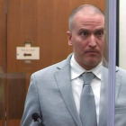 Captura de vídeo del expolicía de Minnesotta Derek Chauvin escuchando la sentencia.