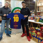 El presidente de la asociación, Luis Trinidad, y Dídac Gómez, con la camiseta entregada por Messi