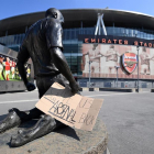 Un cartell amb el missatge 'Torneu-nos al nostre Arsenal' col·locat a les portes del Emirates Stadium del club.
