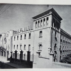 Imatge antiga de l'edifici on viuen les germanes des de 1933.