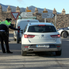 Agentes de Mossos d'Esquadra parando dos vehículos al control policial hecho en la carretera T-700 en el término municipal de Vimbodí y Poblet.