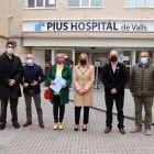 La alcaldesa de Valls, Dolors Farré; y la consellera de Salut, Alba Vergés; en|a el centro de la imagen; a la llegada al Pius Hospital de Valls.