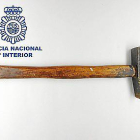 Imagen del martillo que el detenido utilizó para atacar a la víctima.