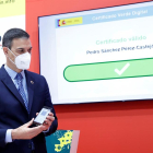 El president del Govern, Pedro Sánchez, mostra el seu certificat verd digital durant la presentació del document.