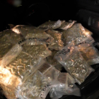Imatge de les bosses de droga trobades amagades al maleter.