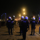 Agents de la Guàrdia Urbana de Barcelona desallotjant el 'botellón' de la platja de Sant Miquel, a la Barceloneta.