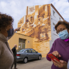 Imagen del mural con las mujeres lavando la ropa en la acequia.