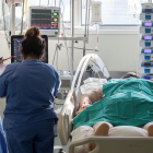 Dues infermeres atenen un pacient.