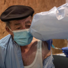 Un home rep una vacuna contra el coronavirus a Expourense a Orense.