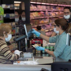 Imagen de archivo de una cajera de un supermercado.