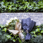 La placa con la ofrenda de recuerdo a las víctimas.