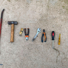 Imagen de las herramientas que encontró la policía dentro de una motxila.