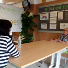 Elisenda Villalta conversando con su abuela, Carmen Carbonell, en la residencia STS Misericòrdia de Reus.