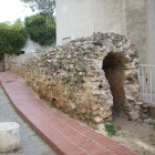 Restos del acueducto romano del Francolí que se pueden observar en la avenida Catalunya de Tarragona.