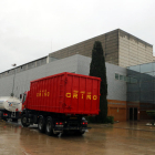 Pla general d'un parell de vehicles esperant per poder accedir a l'interior de la planta incineradora de Sirusa a Tarragona.