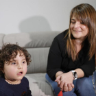 La futura presidenta de la asociación de familias con niños afectados por el síndrome CTNNB1 con su hijo