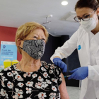 Una profesional sanitaria administra una de las primeras dosis de la vacuna de Janssen en Cataluña.