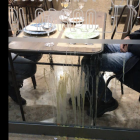 Imagen del cristal del restaurante donde tiraron huevos.