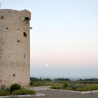 La torre de la Mixarda, originaria del siglo XVII, se encuentra a poca distancia del núcleo urbano.