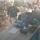 Imagen registrada por la cámara de seguridad de un establecimiento, donde se puede ver el ladrón.