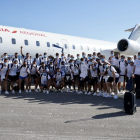 Los jugadores del Ibiza, antes de volver a casa, con el ascenso ya en el bolsillo.