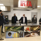 Representants de l'Ajuntament de Reus, de Constantí i de l'IRTA a la cuina que es va estrenar ahir.