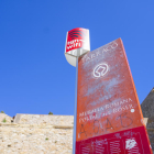 El panel informativo en la entrada del Paseo Arqueológico a Tarragona, erosionado y echado a perder.