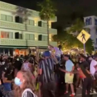 Grups de persones de festa en Miami.