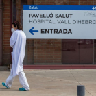 Una sanitària en l'entrada de l'hospital Vall d'Hebron de Barcelona.