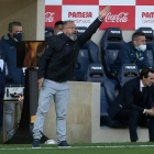 Álvaro Cervera, entrenador del Cádiz, dando indicaciones a sus jugadores en el duelo contra el Villarreal.