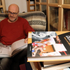 Xavier Brotons, responsable de l'"Enciclopèdia castellera", assegut fullejant fotografies de l'obra.