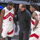 El entrenador del Raptors de Toronto dando indicaciones a dos jugadores.
