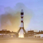 El llançament del coet que transporta el primer nanosatèl·lit del Govern vist des d'una pantalla del CosmoCaixa.