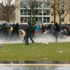 La policia utilitza un canó d'aigua durant una protesta contra les restriccions establertes per frenar la propagació de la malaltia del coronavirus (COVID-19), a Amsterdam.