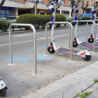 En total se han instalado unas 50 estaciones de aparcamiento de bicis y patinetes, que ofrecen 1.000 plazas por toda la ciudad.
