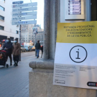Un cartell a la porta d'un bloc de pisos de Barcelona avisa que s'han retirat els contenidors del carrer per precaució.