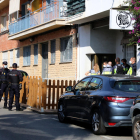 La policía española desplegada en una cafetería del Vendrell en el marco de un operativo contra el tráfico de drogas.