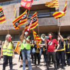 Plano entero de trabajadores de Correos durante la concentración delante de la subdelegación del gobierno español.