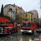 L'incendi amb els Bombers actuant al restaurant de Girona.