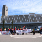 Les persones que han protestat per exigir la readmissió d'un treballador acomiadat del SEM a Reus, davant les portes de l'edifici del 112.