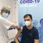 El estudiante de Medicina de la URV Pau Oleguer, en el momento de recibir la vacuna contra el coronavirus.