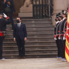 El presidente de la Generalitat pasando revista a Mossos d'Esquadra con el vestido de gala.