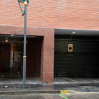 Pla general de l'entrada a l'edifici del número 3-5 del carrer Felip Pedrell de Tarragona on vivia la víctima.