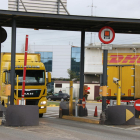 Camions de l'empresa DHL entrant i sortint del CIM Vallès.