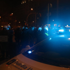 Els Mossos d'Esquadra detenint una persona en el marc dels aldarulls de Barcelona.
