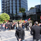 Els treballadors de Caixabank durant la concentració en contra de l'ERO als Serveis Centrals de Barcelona.