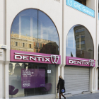 L'oficina de Dentix a la plaça Prim que va tancar fa uns mesos.