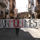 Els manifestants durant la protesta per denunciar la massificació eòlica que pateix la Terra Alta a Vilalba dels Arcs